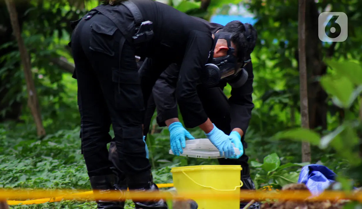 Tim Kimia Biologi dan Radioaktif (KBR) Gegana Polri mengambil sampel tanah yang terpapar radioaktif di Perumahan Batan Indah, Setu, Tangerang Selatan, Sabtu (15/2/2020). Sebuah area tanah kosong di Perumahan Batan Indah, terpapar radioaktif jenis Cesium-137. (merdeka.com/Magang/Muhammad Fayyadh)