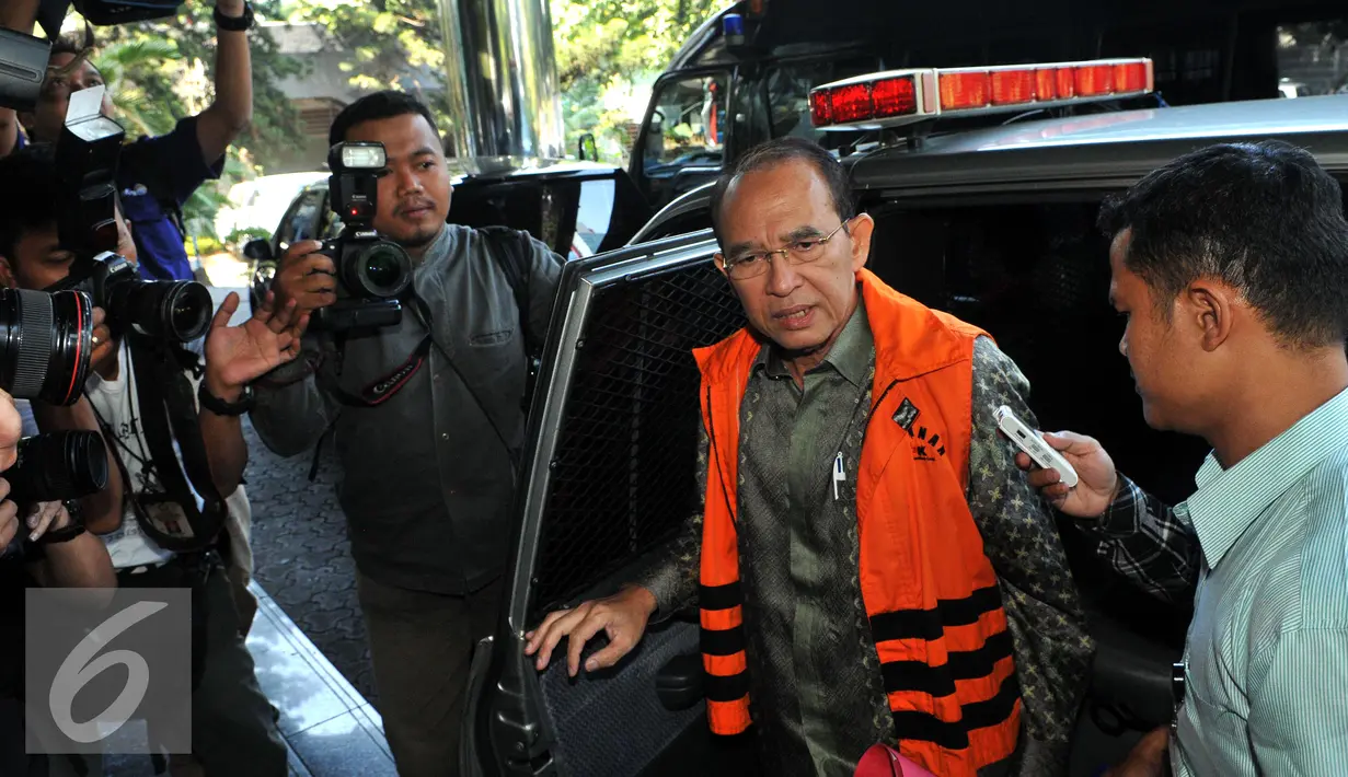 Mantan Menteri Agama, Suryadharma Ali (SDA) saat tiba di Pengadilan Tipikor, Jakarta, Senin (31/8/2015). SDA didakwa JPU KPK telah menggunakan Dana Operasional Menteri (DOM) hingga Rp1,821 miliar untuk kepentingan pribadi. (Liputan6.com/Herman Zakharia)