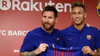 Neymar. Kebersamaan keduanya di Barcelona dimulai pada 2013 usai Neymar hijrah dari Santos. Setelah 4 tahun, Neymar hijrah ke PSG. Dan kini, setelah Lionel Messi memutuskan meninggalkan Barcelona, keduanya hampir pasti akan bereuni di PSG. (Foto: AFP/Toru Yamanaka)