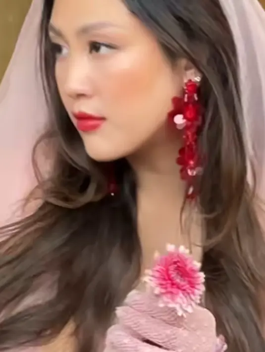 Melengkapi tampilannya, Sherina mengenakan anting-anting panjang warna merah.  [@vagueskin]