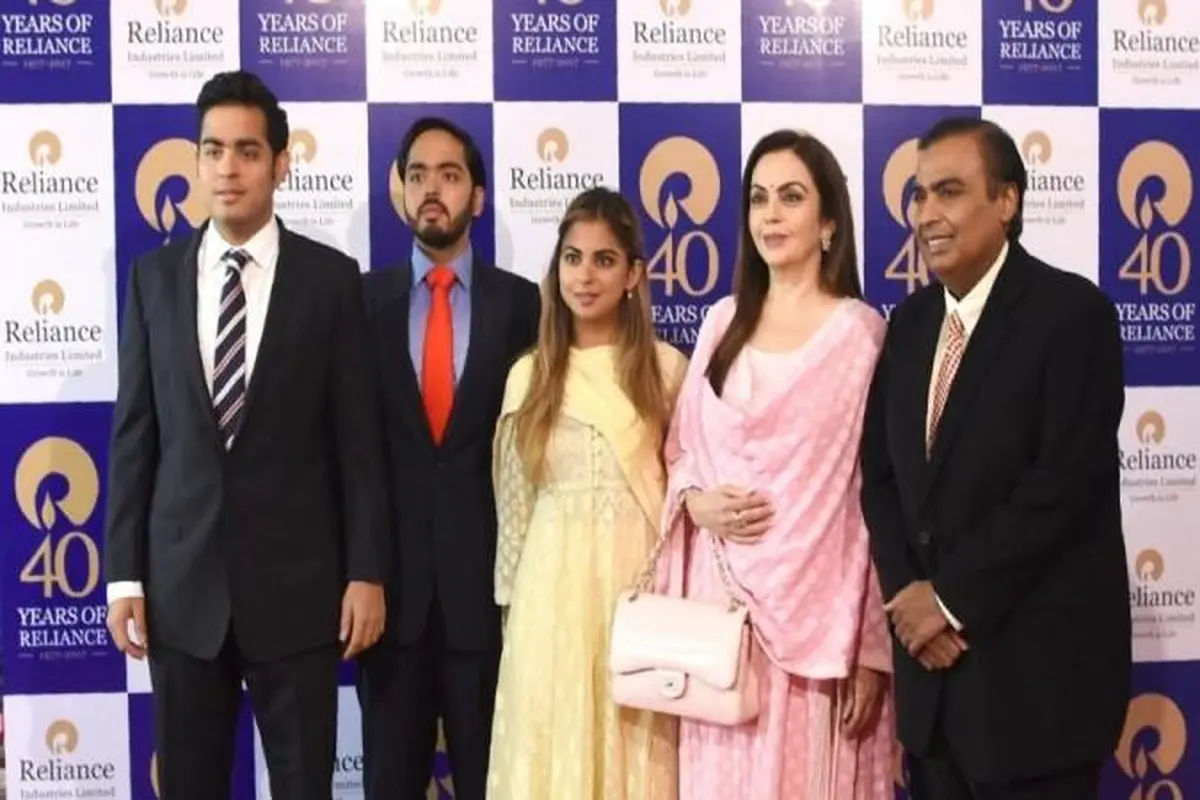 Keluarga Orang Terkaya India Mukesh Ambani. Foto: Indranil Mukherjee/AFP