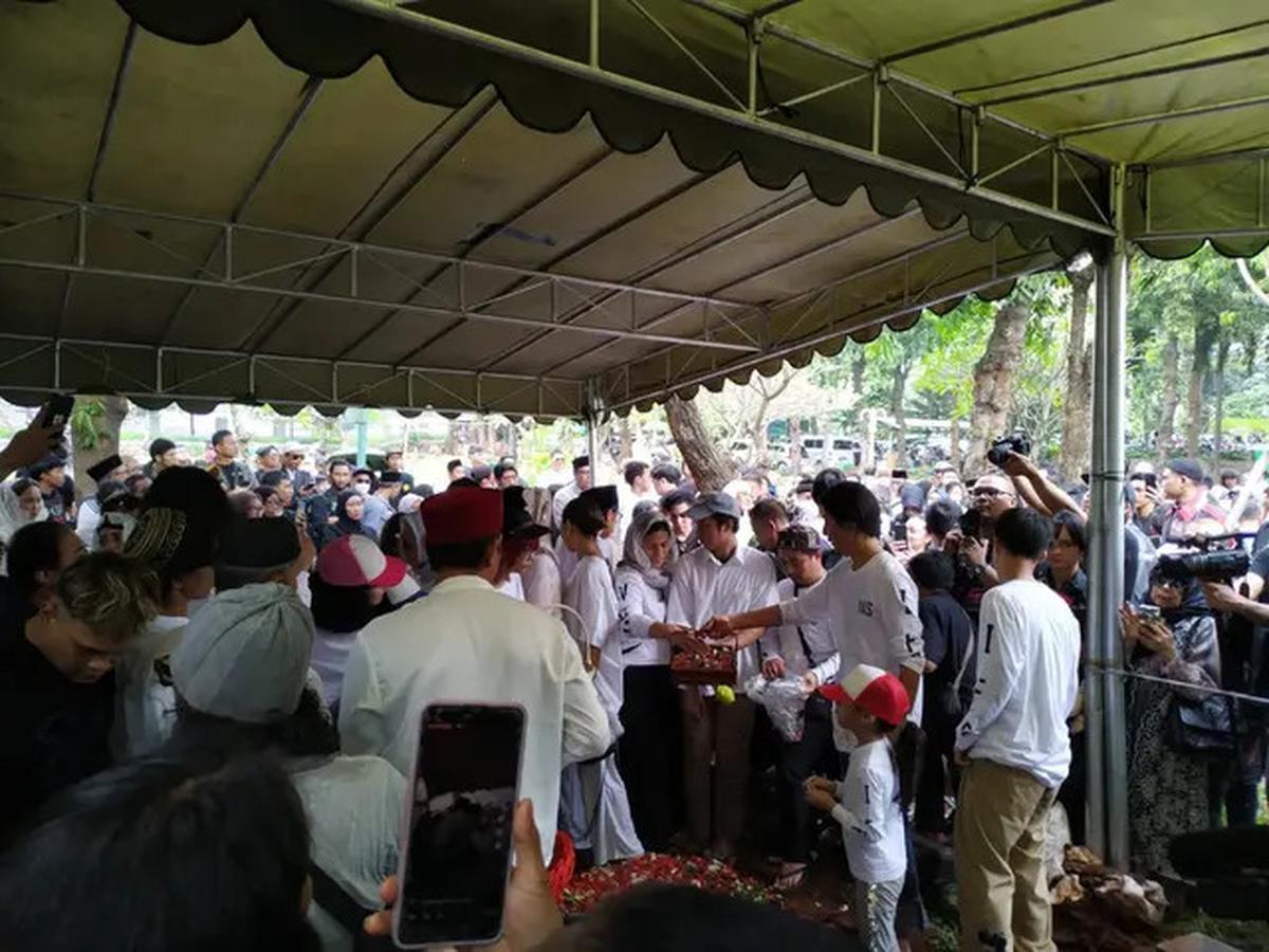 Bimbim Slank Turun ke Liang Lahad, Melepas Bunda Iffet untuk Selamanya