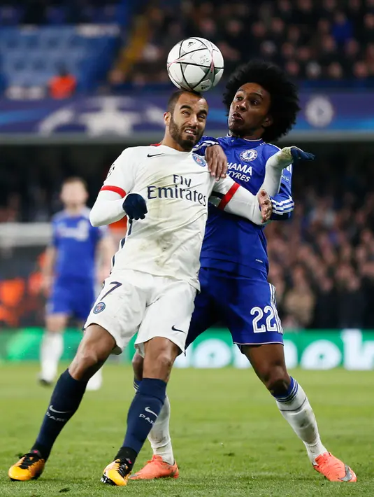 Gelandang PSG, Lucas Moura (depan) berebut bola dengan gelandang Chelsea, Willian pada leg kedua liga Champions di Stamford Bridge, London, Inggris (10/3). PSG menang atas Chelsea dengan skor 2-1. (Reuters/Stefan Wermuth)