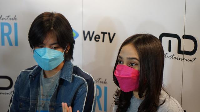 Angga Yunanda dan Syifa Hadju. (Foto: Koleksi WeTV)
