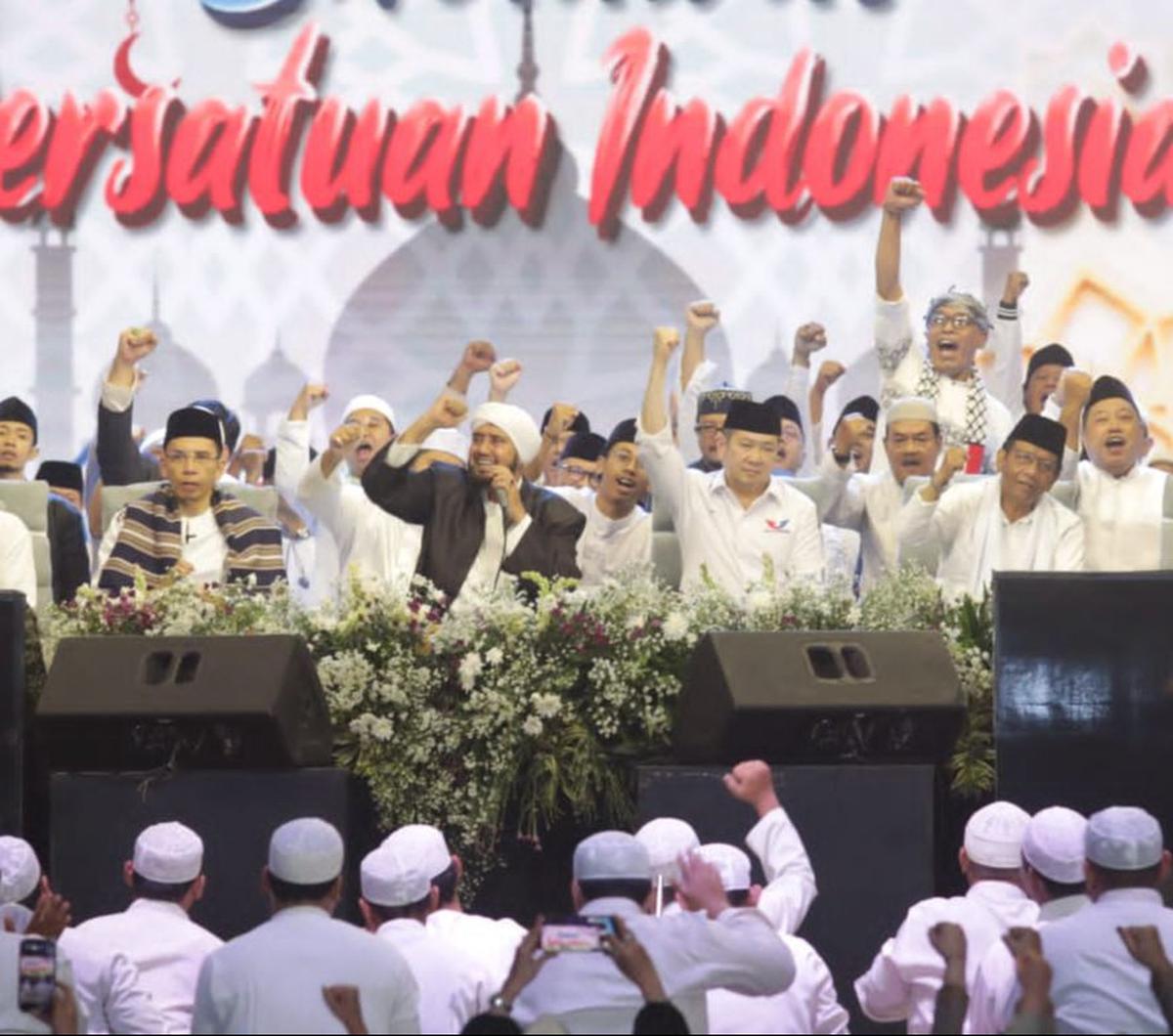 Menteri Kordinator Politik, Hukum dan Keamanan (Menko Polhukam) sekaligus cawapres nomor urut 3, Mahfud MD bersama  Ketua Umum Partai Perindo Hary Tanoesoedibjo, Habib Syech Bin Abdul Qodir Assegaf menghadiri Sholawat Persatuan Indonesia Partai Perindo, p