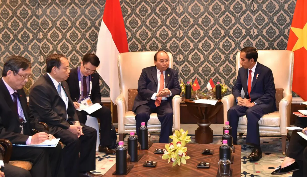 Presiden Joko Widodo melakukan pertemuan bilateral dengan Perdana Menteri Vietnam, Nguyen Xuan Phuc disela Konferensi Tingkat Tinggi Peringatan ASEAN-India di Hotel Taj Enclave Diplomatic, New Delhi, Jumat (26/1). (Liputan6.com/Pool/Biro Pers Setpres)