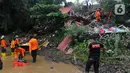 Akibatnya, tebing hancur dan menimbun lima rumah yang berada di bawahnya.  (merdeka.com/Arie Basuki)