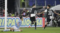 Bintang Juventus Cristiano Ronaldo merayakan gol ke gawang Lazio bersama Paulo Dybala pada laga di Stadio Olimpico, Sabtu (7/12/2019) atau Minggu dini hari WIB. (AP Photo/Gregorio Borgia)