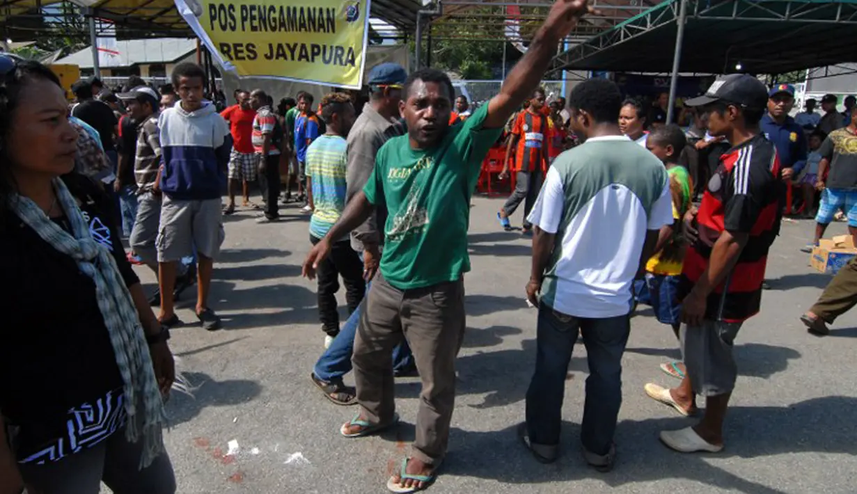 Kerabat penumpang pesawat Trigana Air  berkumpul untuk mencari informasi di bandara Jayapura, Senin (17/8/2015). Pesawat yang membawa 54 penumpang tersebut  dinyatakan hilang usai lepas landas dari Jayapura. (AFP PHOTO / BIMA SAKTI)