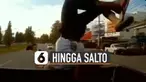 Mengendarai motor memang harus memerlukan fokus saat di jalan. Tetapi jika tidak fokus. Akan seperti pengendara motor ini.