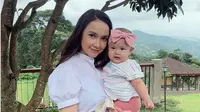 Bintang FTV Anjani Dina bersama anaknya