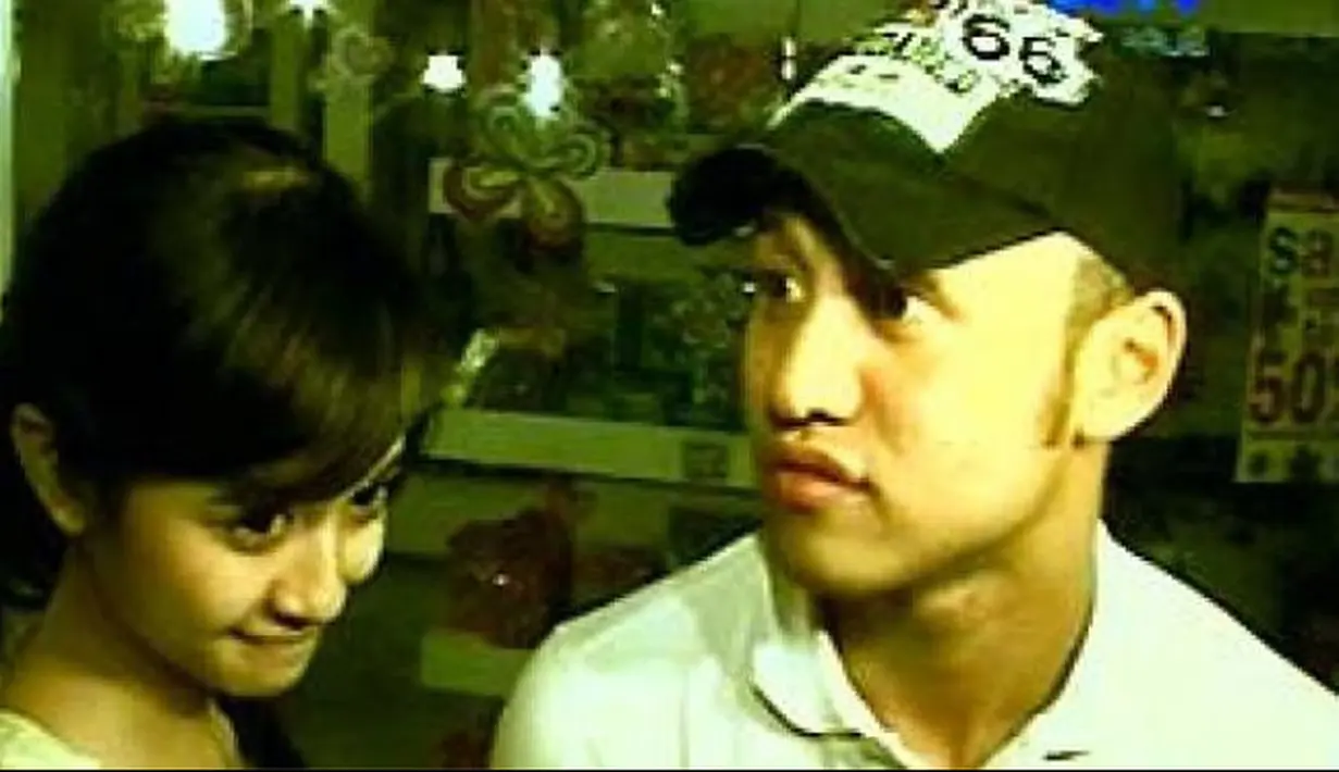 Saat menjalin kasih dengan pembalap nasional Ananda Mikola tahun 2007, Bella sedang sibuk dengan akting dan dunia tarik suara. Sedangkan Ananda sibuk balapan. Kesibukan keduanya hingga akhirnya pada akhir tahun hubungan keduanya kandas. (dok. Liputan6)