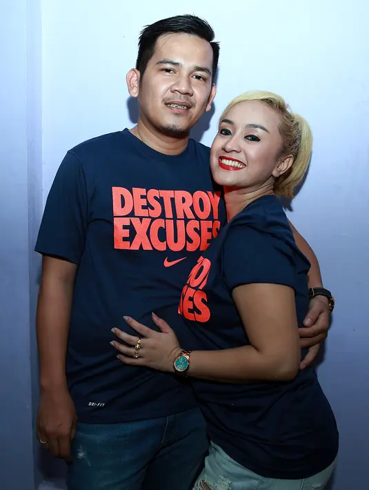 Saat ditemui Bintang.com di kawasan Tendean, Jakarta Selatan, Senin (30/11/2015), pasangan berbahagia ini mengaku tak ingin menunda untuk memiliki momongan. Bahkan mereka mengatakan lebih cepat lebih baik. (Deki Prayoga/Bintang.com)