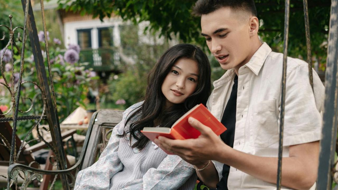 <b>10. Membaca Buku Bersama</b><br>