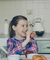 Anak cenderung meniru orang tuanya. Jika orang tua juga fokus makan tanpa sibuk dengan gawai, anak akan lebih mudah mengikuti. (Foto: Vitaly Gariev/Unsplash)