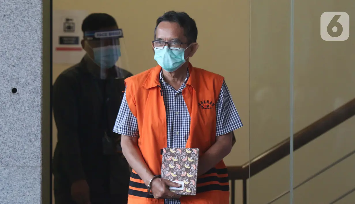 Mantan Direktur Utama PTDI, Budi Santoso (kanan) dikawal petugas jelang meninggalkan Gedung KPK Jakarta, Senin (7/9/2020). KPK memperpanjang masa penahanan Direktur Utama PTDI, Budi Santoso. (Liputan6.com/Helmi Fithriansyah)