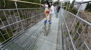 Sebuah jembatan beralas kaca dibuat di atas ketinggian 1432 mdpl yang menghubungkan 2 puncak bukit.