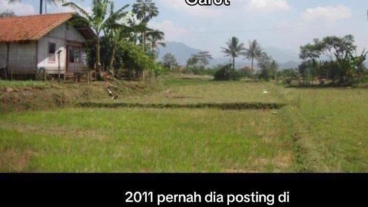 Ia juga mengunggah potret rumah masa kecil ayahnya yang ada di tengah sawah. Rumah ini sangat sederhana hanya terbuat dari anyaman bambu.