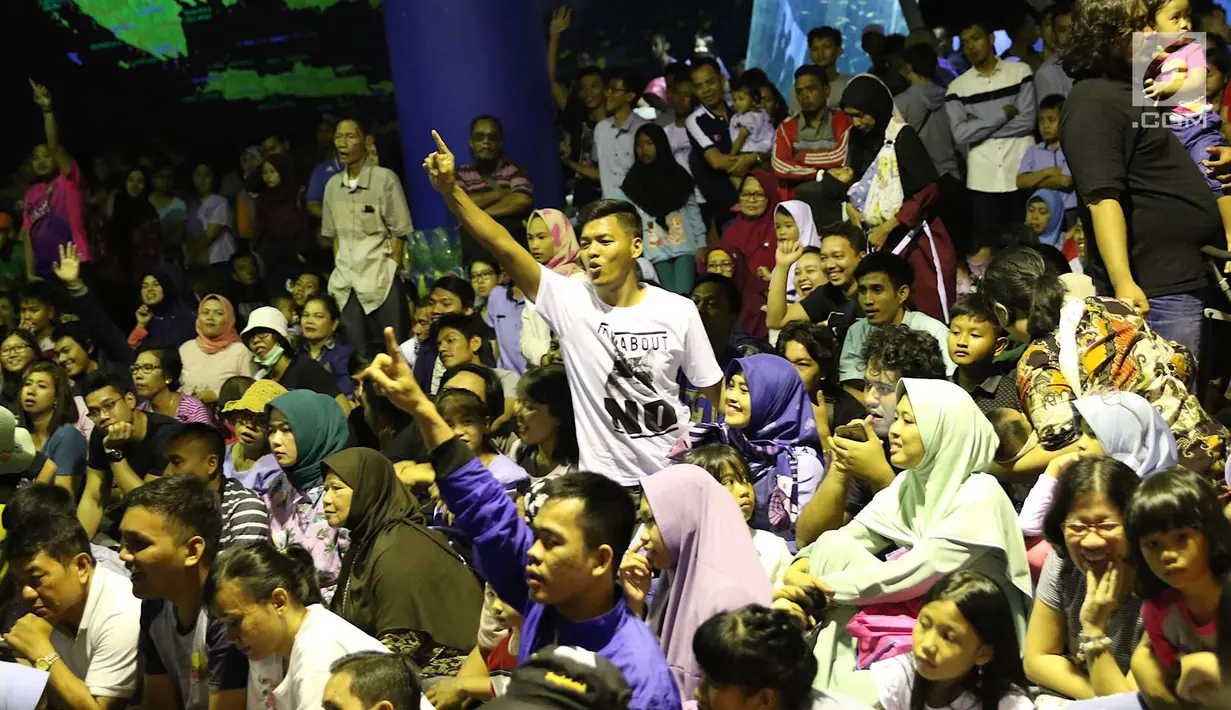 Antusiasme pengunjung saat menyaksikan atraksi bermain bola di dalam aquarium Sea World, Jakarta, Sabtu (16/6). Atraksi tersebut digelar dalam rangka menyemarakkan ajang Piala Dunia 2018 yang berlangsung di Rusia. (Liputan6.com/Immanuel Antonius)