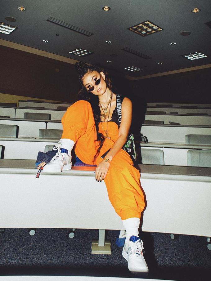 Agnez Mo Hobi Pakai Orange, Lihat 6 Oufitnya yang Segar ...