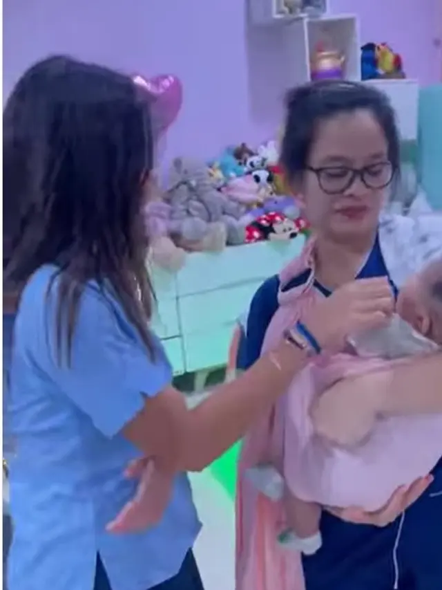Potret Mikhayla mencubit pipi Baby Zica (Sumber: Instagram/ramadhaniabakrie.fansupdate)