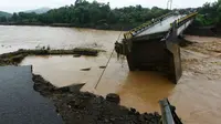 Jembatan yang terputus karena banjir Sulsel. (dok BNPB)