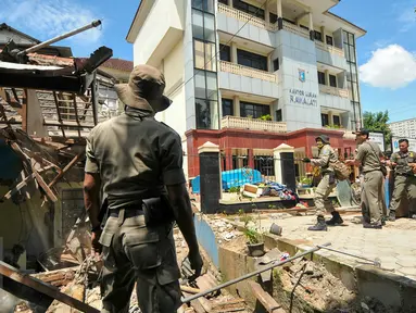 Petugas Satpol PP membongkar empat rumah petak tepat di samping Kantor Kelurahan Rawajati, Pancoran, Jakarta, Selasa (22/12). Bangunan tersebut dibongkar karena berdiri di atas lahan milik Pemprov DKI Jakarta. (Liputan6.com/Yoppy Renato)