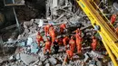 Petugas penyelamat sedang menggali sisa-sisa hotel yang runtuh untuk mencari korban selamat  di Suzhou di Provinsi Jiangsu, China timur (12/7/2021). Insiden itu menyebabkan setidaknya satu orang tewas dan 10 lainnya hilang, lapor kantor berita negara CCTV. (AFP/CNS)