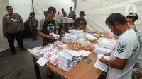 Selain itu, area gudang KPU Kota Tangerang Selatan yang menjadi tempat penyimpanan surat suara untuk Pemilu 2024 juga mulai mendapatkan pengamanan ketat dari Komisi Pemilihan Umum Kota Tangerang Selatan. (merdeka.com/Arie Basuki)