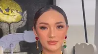 Makeup hasil karya MUA Cantika Wanna Dewi pun membuat aura Zaskia Gotik semakin terpancar. @cantikawannadewi.
