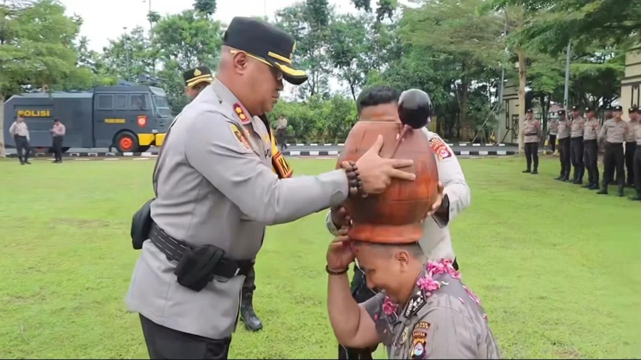 Bukan Sekadar Seremonial, Keakraban Kapolres Serang dengan Anak Buah di Momen Kenaikan Pangkat: Biar Bapak Insaf