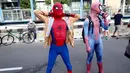 Dua orang dengan kostum Spiderman bergaya saat menunggu warga untuk berswafoto di CFD Jalan MH Thamrin, Jakarta, Minggu (6/8). Mereka mengajak warga berswafoto sambil berdonasi untuk panti asuhan. (Liputan6.com/Fery Pradolo)