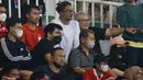 Bung Ferry dan Herru Joko menyaksikan partai Timnas Indonesia melawan Curacao dari tribune barat Stadion Pakansari. (Bola.com/M Iqbal Ichsan)