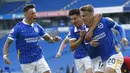 Para pemain Brighton Hove Albion, Solly March, melakukan selebrasi usai mencetak gol ke gawang Manchester United pada laga Liga Inggris, Sabtu (26/9/2020). Setan Merah menang dengan skor 3-2. (John Sibley/Pool via AP)