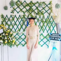 Inspirasi kebaya modern nyaman sekaligus canggih saat dipakai wisuda virtual di rumah adalah dipasangkan dengan celana, seperti ide Mikha Tambayong. (Foto: Instagram @miktambayong).