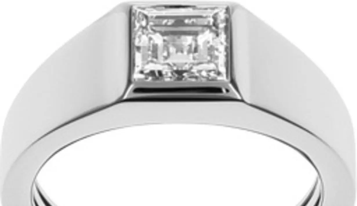 Karya lain yang menarik perhatian adalah cincin Chopard “Happy Diamond”, yang juga dibuat dari emas putih dan dijual kembali dengan harga sekitar $2.300 di platform seperti 1stDibs. Koleksi Happy Diamond terkenal dengan desainnya yang playful, memadukan berlian mengambang yang menambah kilauan unik. [Dok/Time International].