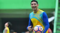 Esteban Vizcarra tertawa saat menjalani latihan bersama Arema Cronus di Stadion Gajayana, Malang, Selasa (27/9/2016). (Bola.com/Iwan Setiawan)
