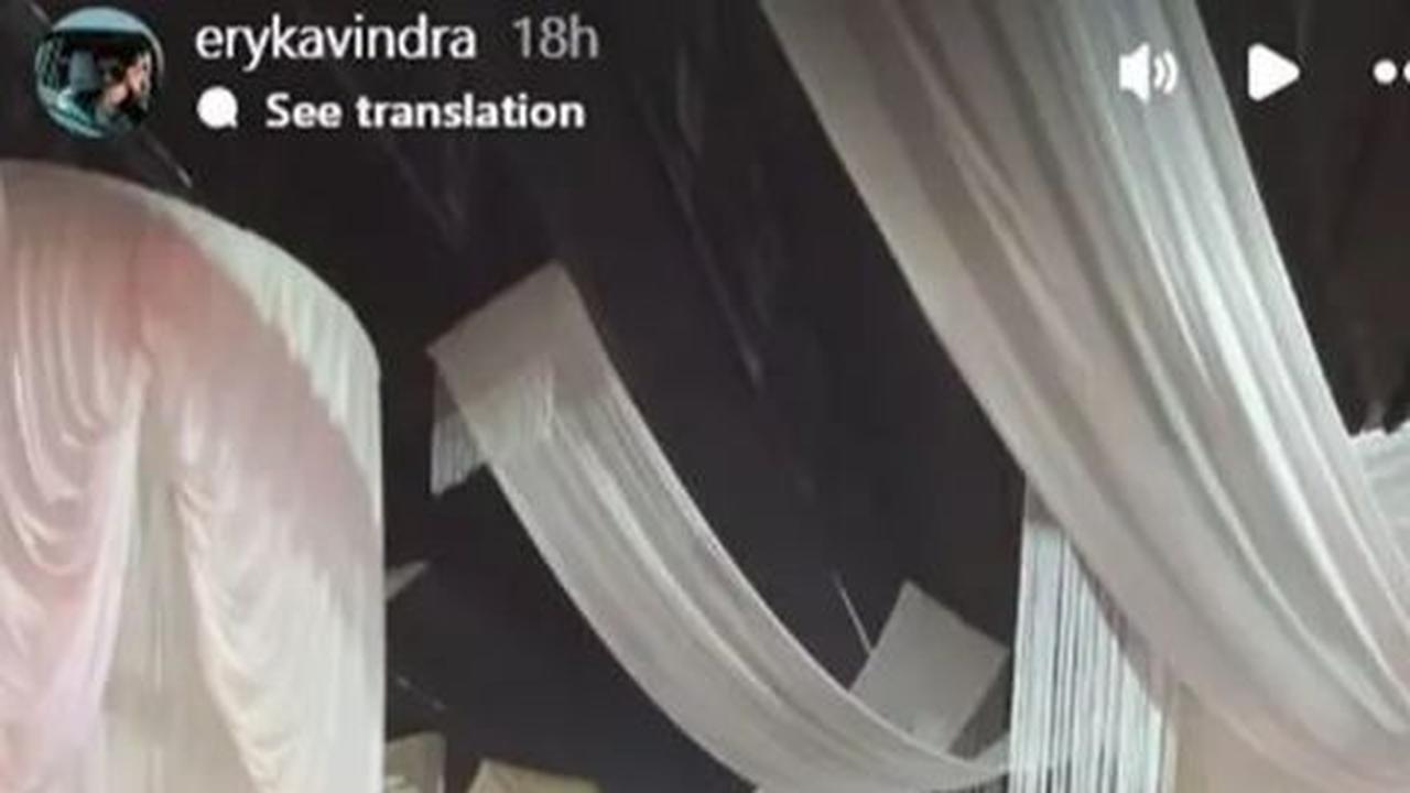 Di hari pernikahan sang anak, Haji Alwi Ruslan membagikan segepok uang Rp50.000 kepada para tamu yang hadir.