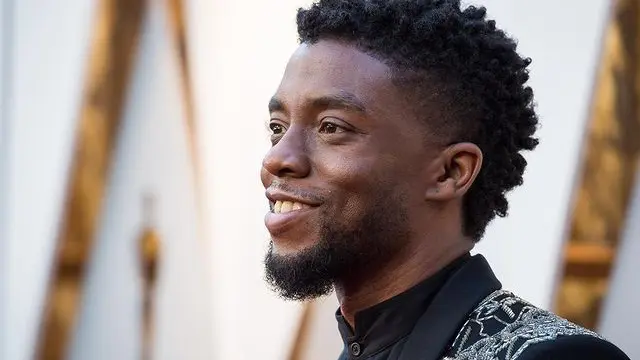 Momen Emosional Letitia Wright Kenakan Outfit Mirip Chadwick Boseman di Premiere Black Panther 2