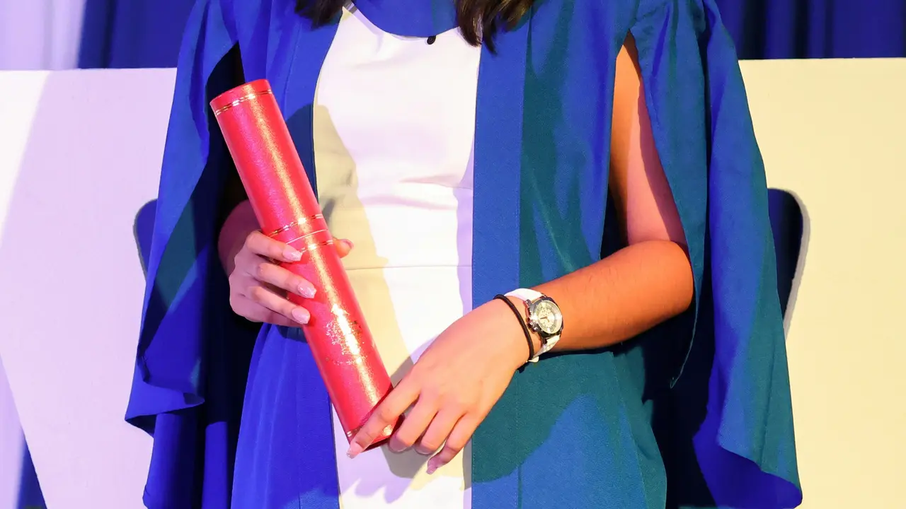 perempuan cantik dan cerdas
