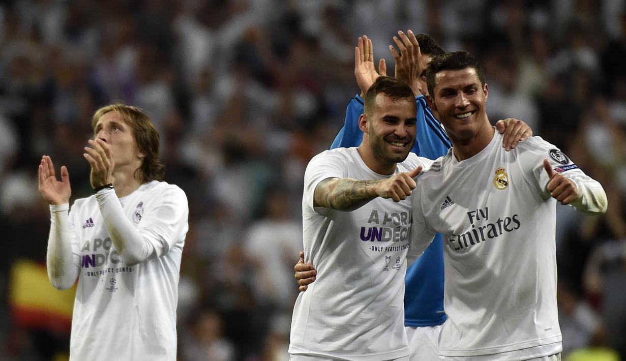 Striker Real Madrid, Jese Rodriguez dan Cristiano Ronaldo merayakan kemenangan atas Manchester City pada laga Liga Champions di Stadion Santiago Bernabeu, Rabu (4/5/2016). Jese resmi meninggalkan PSG dan bergabung ke Stoke City. (AFP/Gerard Julien)