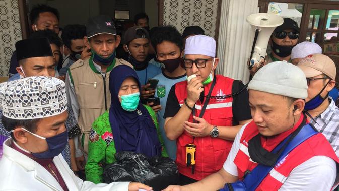 Ustaz Zacky Mirza mendadak muncul di lokasi banjir bandang di kawasan Cicurug, Sukabumi. (https://www.instagram.com/p/CFldy9_hN_v/)