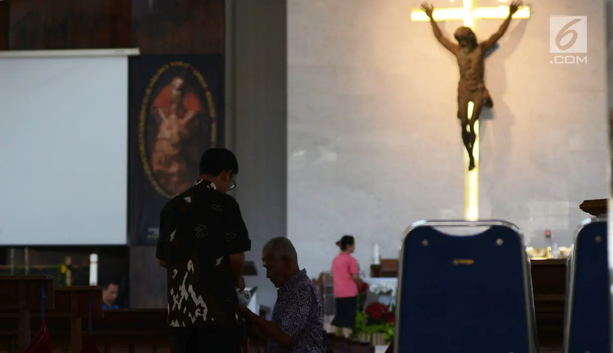 Panitia Gereja Santa Anna merapikan altar dan mempersiapkan tempat peribadatan malam Misa Natal di Duren Sawit, Jakarta, Senin (24/12). Persiapan tersebut untuk menyambut umat Kristiani yang akan beribadah pada malam Misa Natal. (Merdeka.com/Imam Buhori)