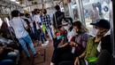 Sejumlah penumpang naik kereta rel listrik (KRL) di Stasiun Manggarai, Jakarta, Kamis (19/5/2022). PT Kereta Commuter Indonesia (KAI Commuter) membuat aturan baru tentang perjalanan KRL di wilayah Jabodetabek, yakni menambah kapasitas penumpang menjadi 80 persen. (Liputan6.com/Faizal Fanani)