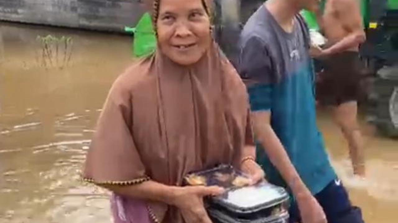 Momen Mobil SPPG Terobos Banjir di Banjar untuk Kirim Bantuan Makanan Bergizi