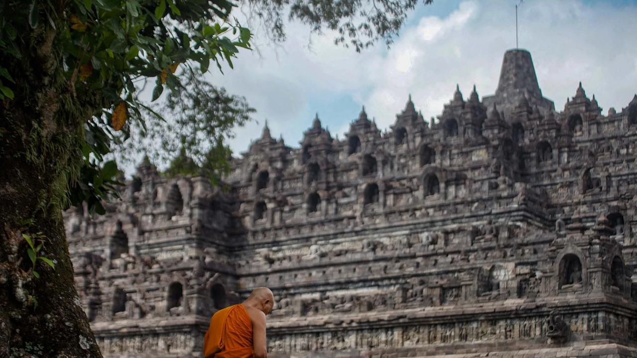 FOTO: Ribuan Umat Buddha Hadiri Puncak  Perayaan Waisak di Candi Borobudur