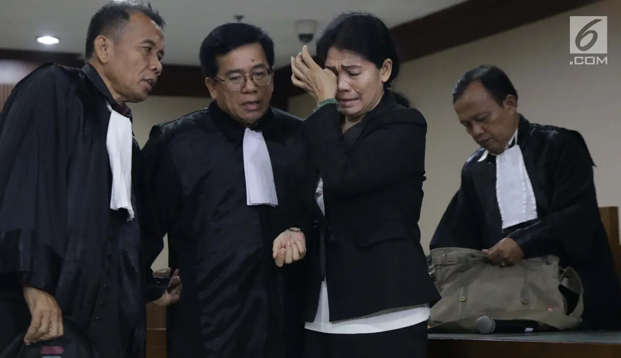 Hakim adhoc Pengadilan Tipikor Medan nonaktif, Merry Purba (ketiga kiri) usai menjalani sidang putusan di Pengadilan Tipikor, Jakarta, Kamis (16/5/2019). Merry divonis bersalah menerima suap dari pengusaha Tamin Sukardi dan dihukum 6 tahun penjara denda Rp 200 juta. (Liputan6.com/Helmi Fithriansyah)