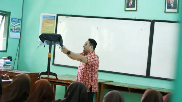 Selasa pukul 13.30 WIB, sejumlah karyawan pabrik masih memadamkan kepulan asap dari bara api yang kemungkinan terpendam. (Liputan6.com/Nugroho Purbo untuk Muhamad Ridlo)