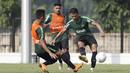 Pemain Timnas Indonesia U-22, Dimas Drajad, melepaskan tendangan saat latihan di Lapangan ABC Senayan, Jakarta, Senin (7/1). Latihan ini merupakan persiapan jelang Piala AFF U-22. (Bola.com/Vitalis Yogi Trisna)