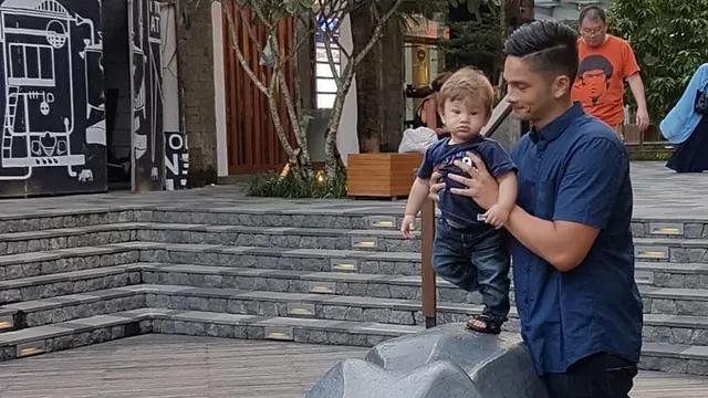 Jarang Tersorot, Ini 6 Potret Kevin Kambey 'Anak Langit' dan Anaknya